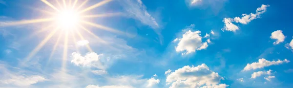 Sommerhimmel mit ein paar Wolken und der Sonne