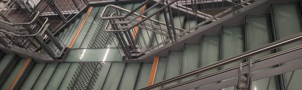Das Treppenhaus der Universität Köln von schräg oben.