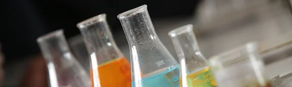 In Bechergläsern sind Flüssigkeiten in unterschiedlichen Farben.
