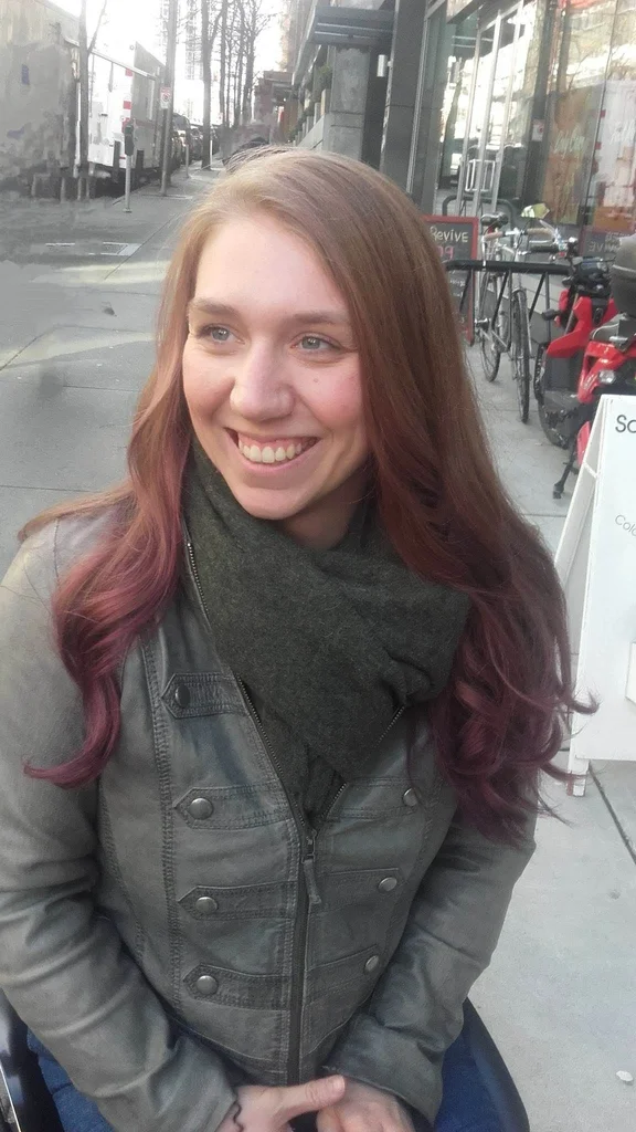 Die autorin Sabrina Busch in ihrem Rollstuhl sitzend in einer Fußgängerzone