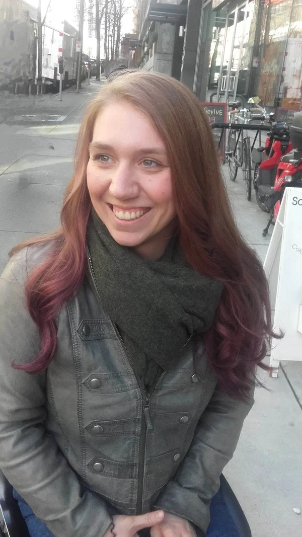 Die autorin Sabrina Busch in ihrem Rollstuhl sitzend in einer Fußgängerzone