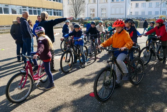 Die Erwachsenen geben den Kindern Hinweise zur Strecke.