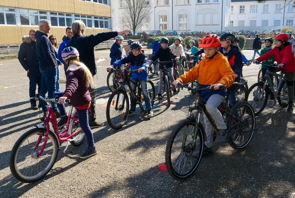 Die Erwachsenen geben den Kindern Hinweise zur Strecke.