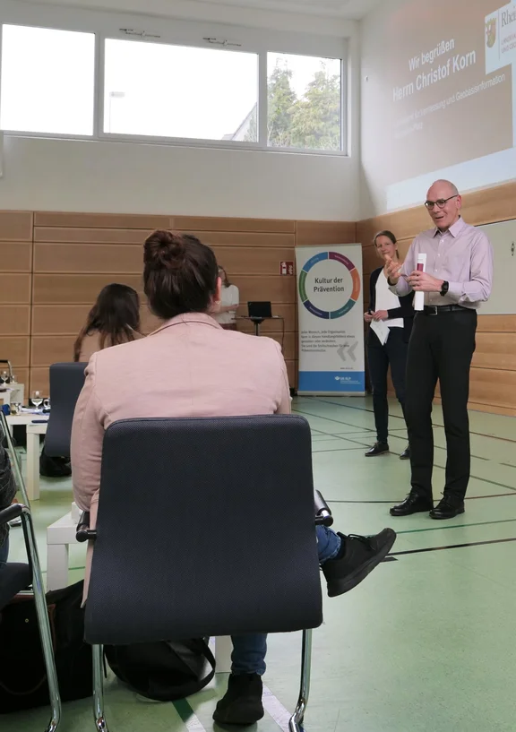 Christof Korn, interner Sozialberater und BGM-Beauftragter beim Landesamt für Vermessung und Geobasisinformation, spricht vor Teilnehmenden des BGM-Cafés.