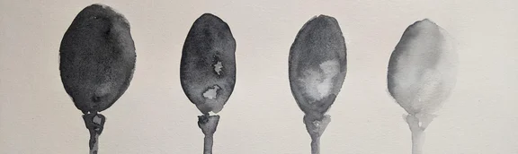 Vier in Aquarell gemalte Löffel, von links nach rechts immer blasser werdend