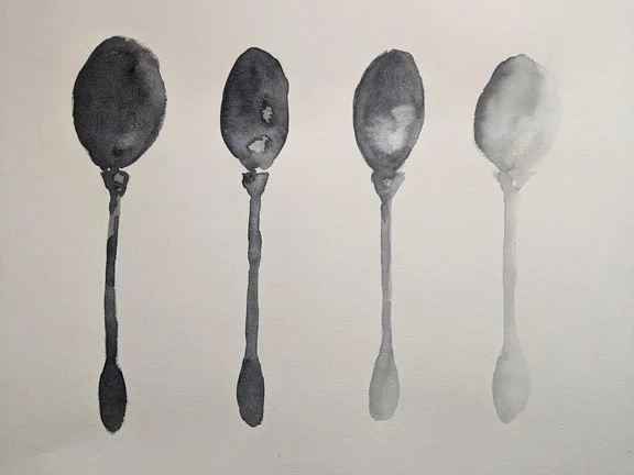 Vier in Aquarell gemalte Löffel, von links nach rechts immer blasser werdend