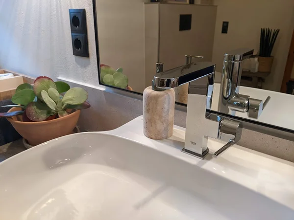 Ein schwenkbarer Wasserhahn mit einem langen Hebel.