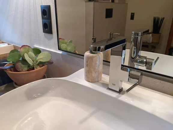 Ein schwenkbarer Wasserhahn mit einem langen Hebel.