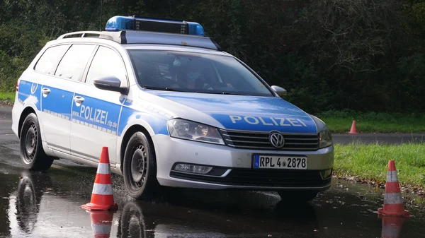 Fahrsicherheitstraining – Einsatzwagen der Polizei auf nasser Strecke