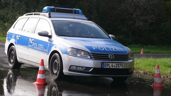 Fahrsicherheitstraining – Einsatzwagen der Polizei auf nasser Strecke