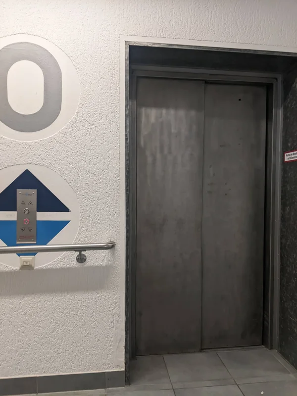 Eine geschlossene Aufzugtür.