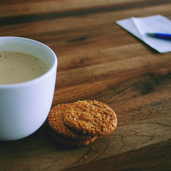 Tasse Kaffee mit Keksen