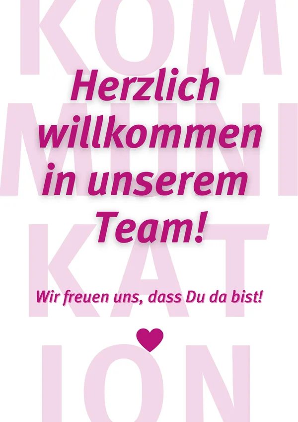 Auf einem weißen Plakat steht in pinker Schrift geschrieben "Herzlich willkommen in unserem Team! Wir freuen uns, dass Du da bist!"