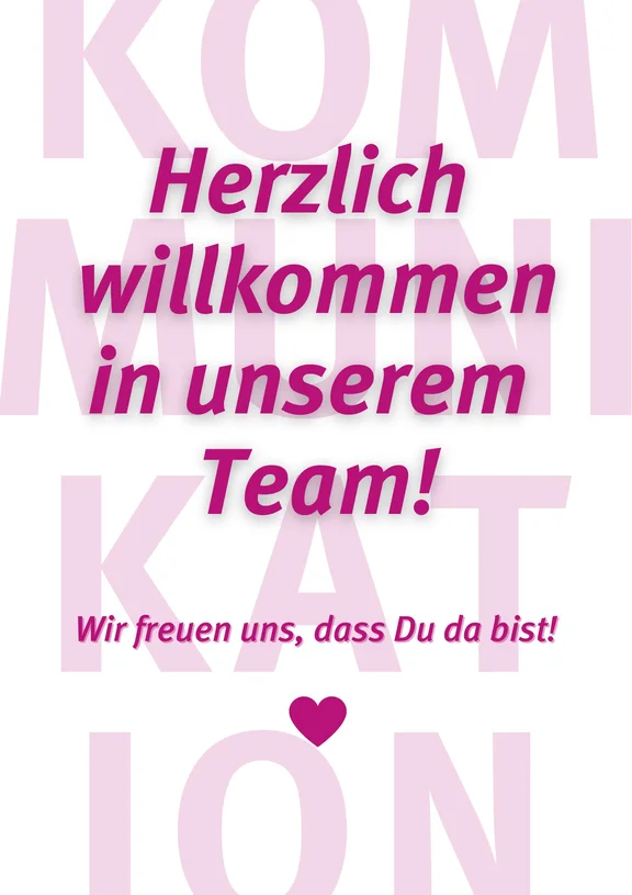 Auf einem weißen Plakat steht in pinker Schrift geschrieben "Herzlich willkommen in unserem Team! Wir freuen uns, dass Du da bist!"