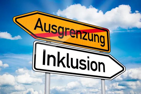 Zwei Schilder, die in entgegengesetzte Richtungen zeigen. Auf dem einen steht das rot durchgestrichene Wort "Ausgrenzung", auf dem anderen Schild steht "Inklusion".