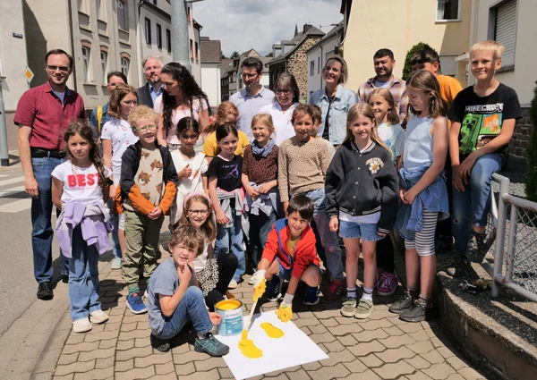 Eine Gruppe Erwachsener und Kinder blickt in die Kamera.