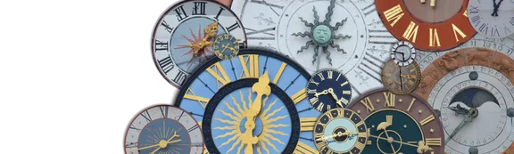 Eine Collage aus unterschiedlich großen und unterschiedlich gearteten Uhr-Zifferblättern