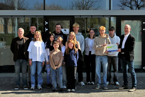 Eine große Personengruppe mit Erwachsenen und Kindern.