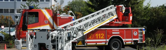 Es ist ein Leiterwagen der Feuerwehr abgebildet.