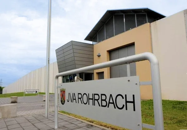 Schild mit der Aufschrift "JVA Rohrbach" vor ummauerten Gelände