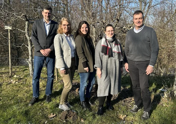 Eine Personengruppe im Wald.