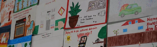 Eine Nahaufnahme der eingereichten Bilder des Mal- und Zeichenwettbewerbs.