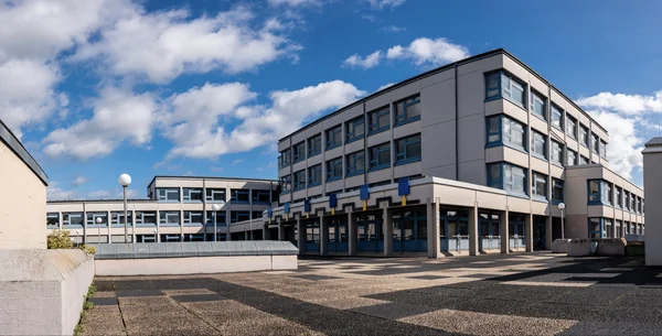 Großes Modernes Schulgebäude vor blauem Himmel (Berufsschule Andernach)