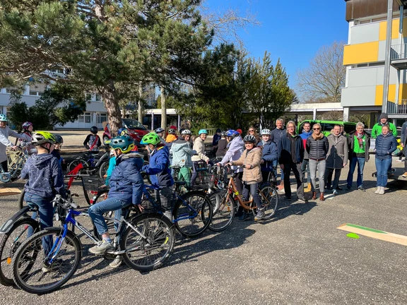 Ein Gruppenfoto mit allen beteiligten Kindern und Erwachsenen vor dem Start.